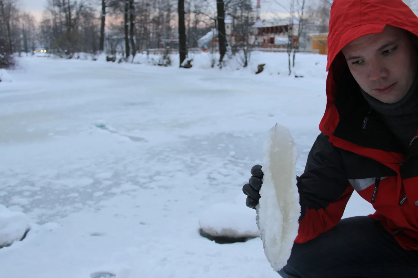 Kinnijäätunud Löwenruhi park Tallinnas Mustamäel ja jää paksus 10. detsembril.