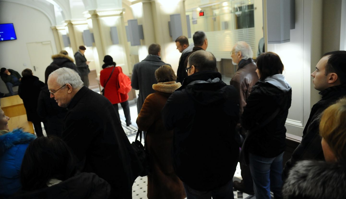 Cilvēki gaida rindā pie Latvijas Bankas kasēm. Ilustratīvs attēls