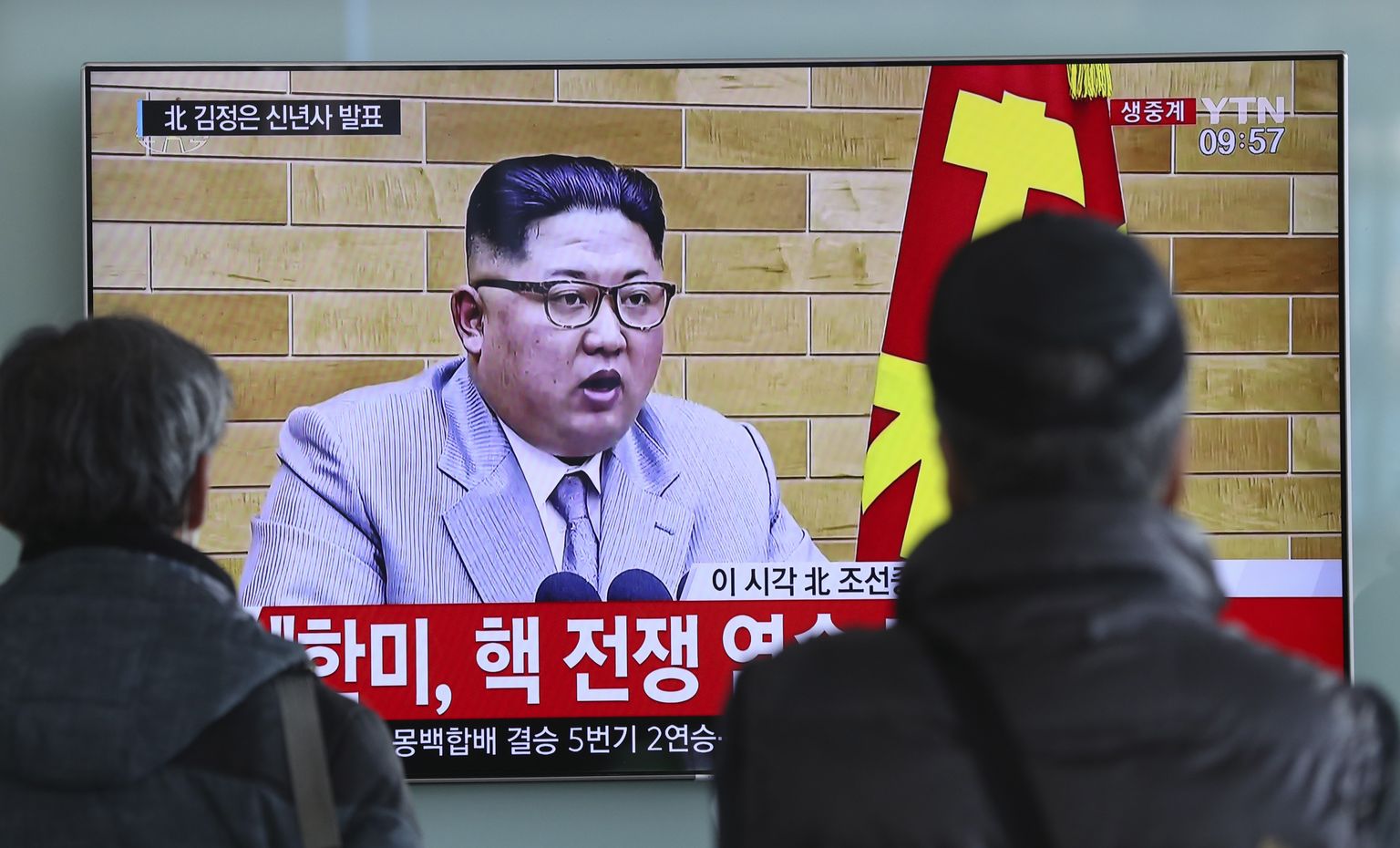 Граждане Южной Кореи смотрят новогоднюю речь Ким Чен Ына.