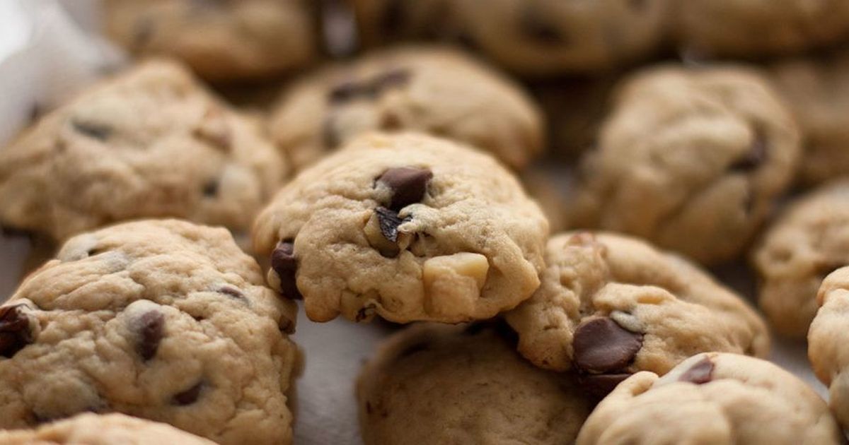 Что такое cookies и зачем они. Печенье с сюрпризом. Cookie. Мишка с кушает печенье.