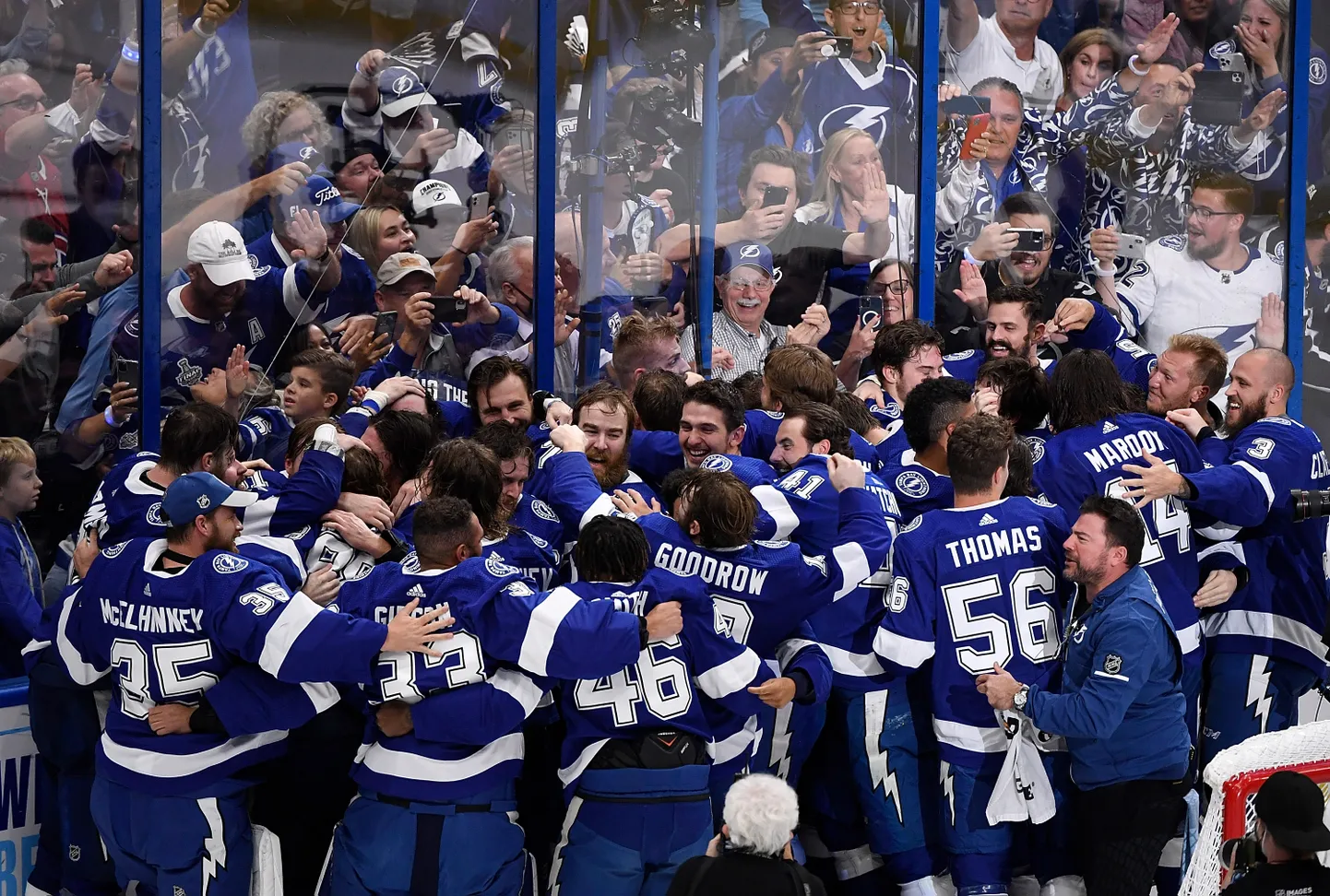 Tampa Bay Lightningu mängijad Stanley karika võitu tähistamas.