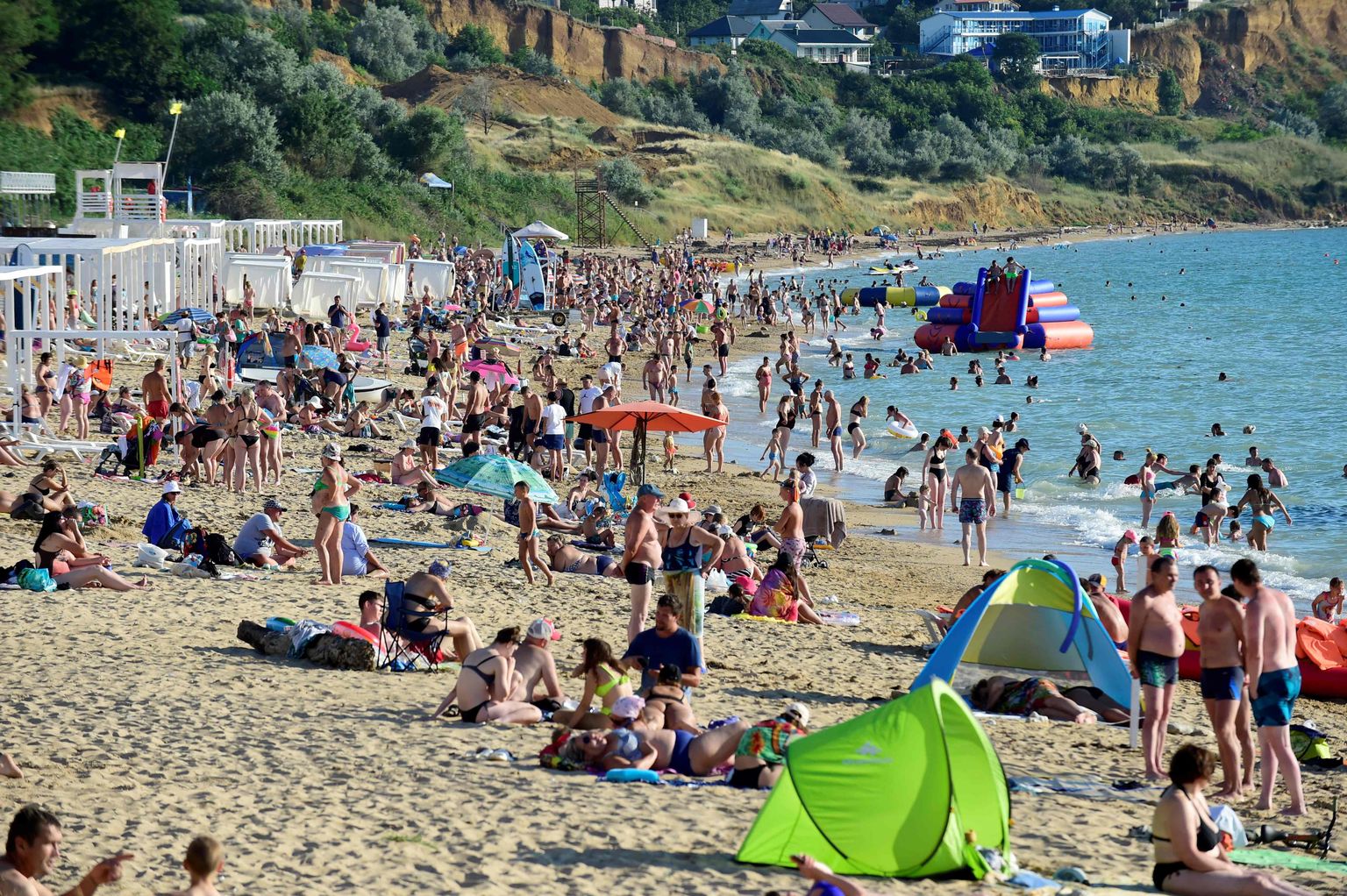 Turistid puhkamas 2014 Venemaa poolt anastatud Krimmis Musta mere ääres