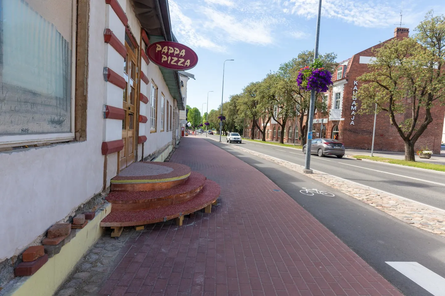 Juba mõnda aega suletud Pappa Pizza ukse ette rajatud uus trepp ei vasta projektile ning see tuleb kas lammutada või seadustada.
