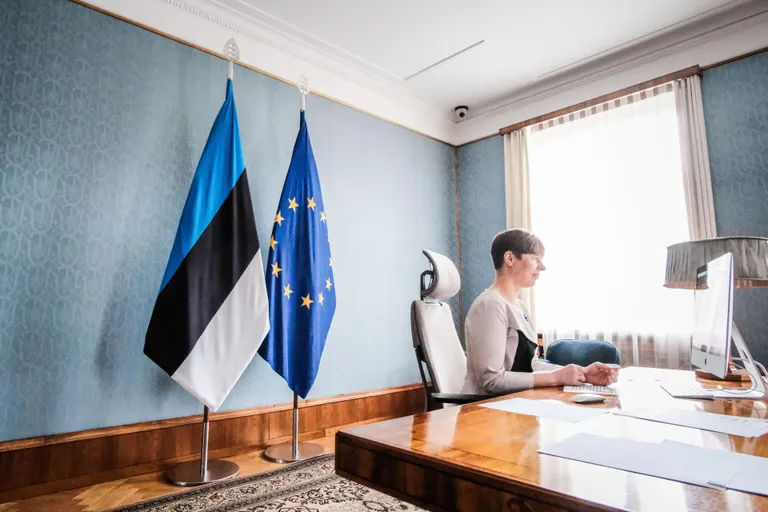 President Kersti Kaljulaid tegi täna virtuaalse visiidi Pärnumaale, kohtudes päästeameti kriisistaabi esindajate ja kohalike ettevõtjatega ning sai ülevaate Pärnumaa kutsehariduskeskuse, Pärnu linna ning Põhja-Pärnumaa valla tegevusest eriolukorra ajal. Samuti andis president abiturientidele ühiskonnaõpetuse koolitunni, mida kogunes kuulama 120 õpilast.
