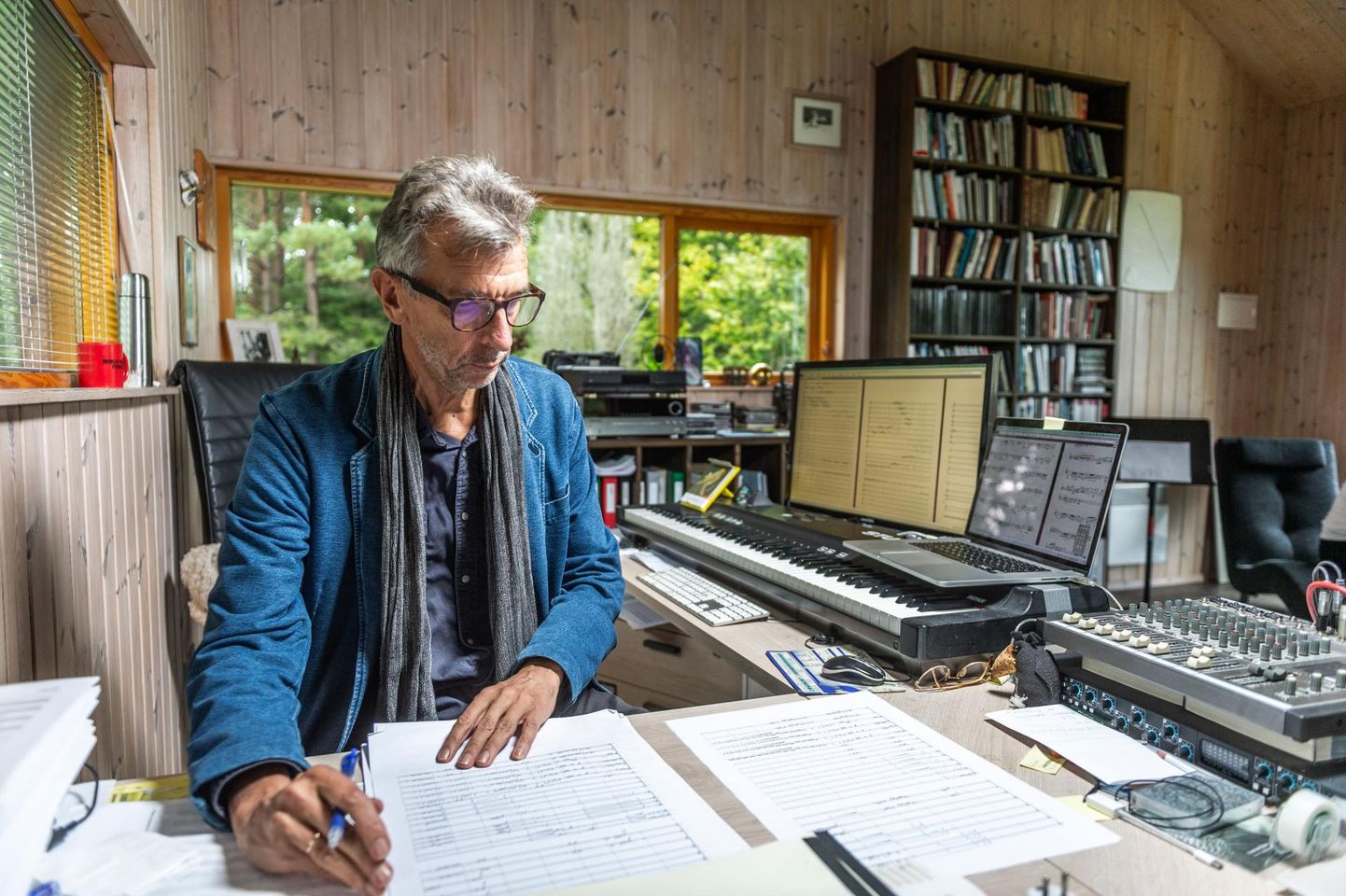 Erkki-Sven Tüür 2019. aastal oma Hiiumaa kodus töölaua taga.