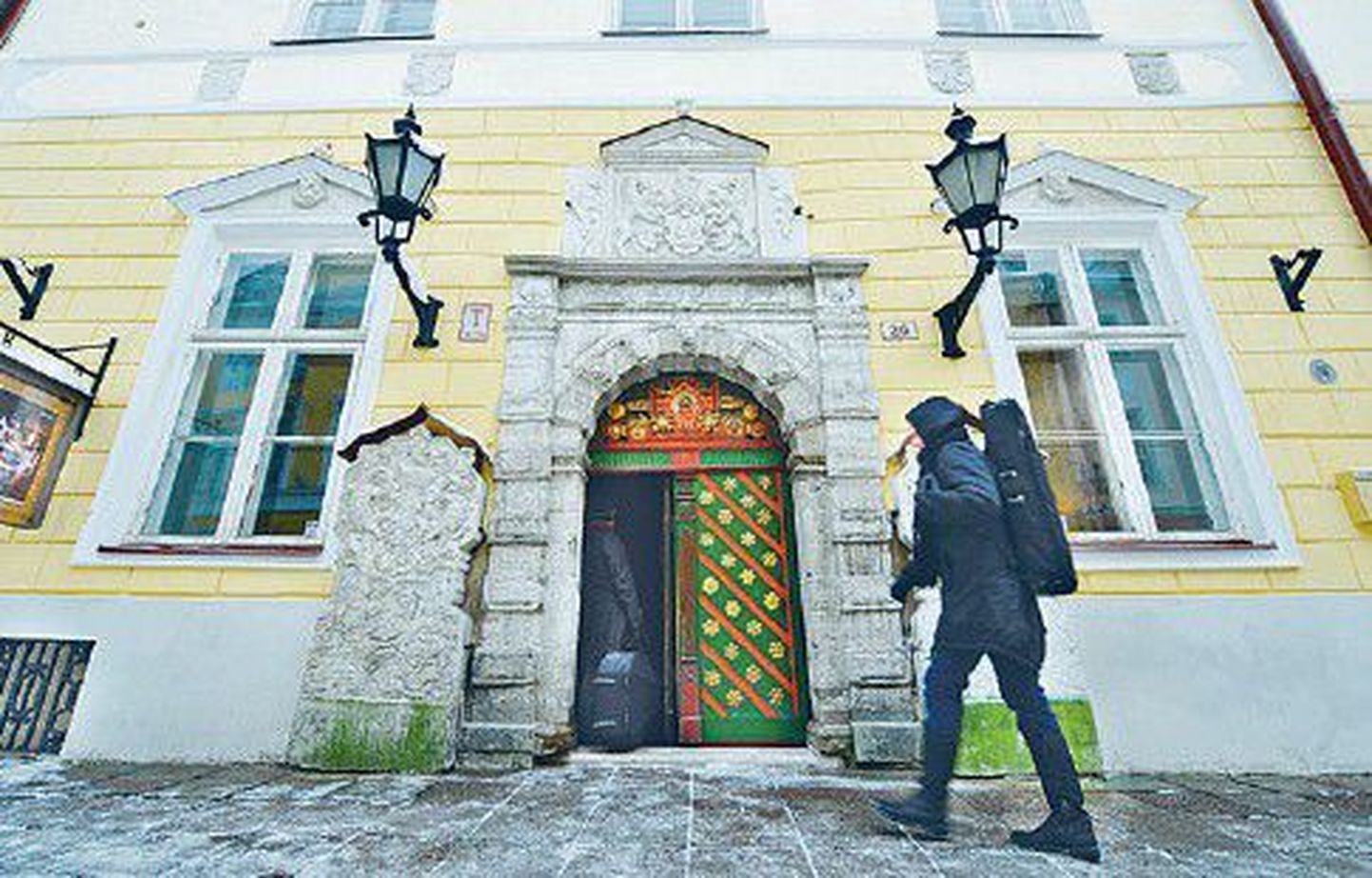 Сейчас этот дом принадлежит Таллинну, но правительство хочет вернуть его Братству черноголовых.