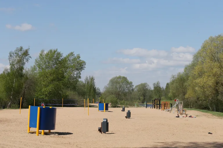 Vabaujula riietuskabiinid lõhnavad praegu veel värske värvi järele, ent on suplejate saabumiseks valmis.
