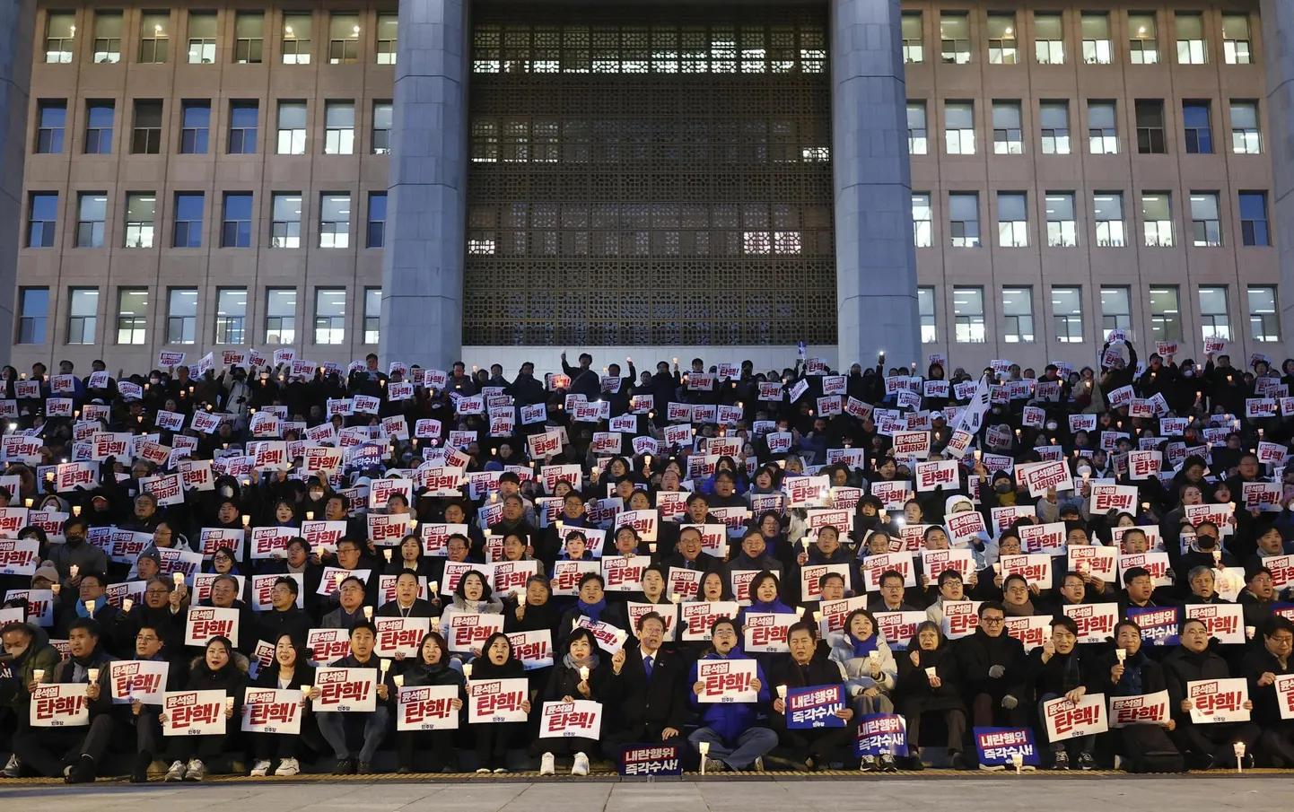 Lõuna-Korea suurima opositsioonipartei korraldatud meeleavaldusel parlamendihoone ees nõuti presidendi tagasiastumist.