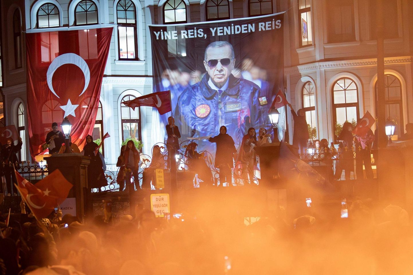 Türgi presidendi Recep Tayyip Erdoğani toetajad tähistamas valimisvõitu Istanbulis. 
