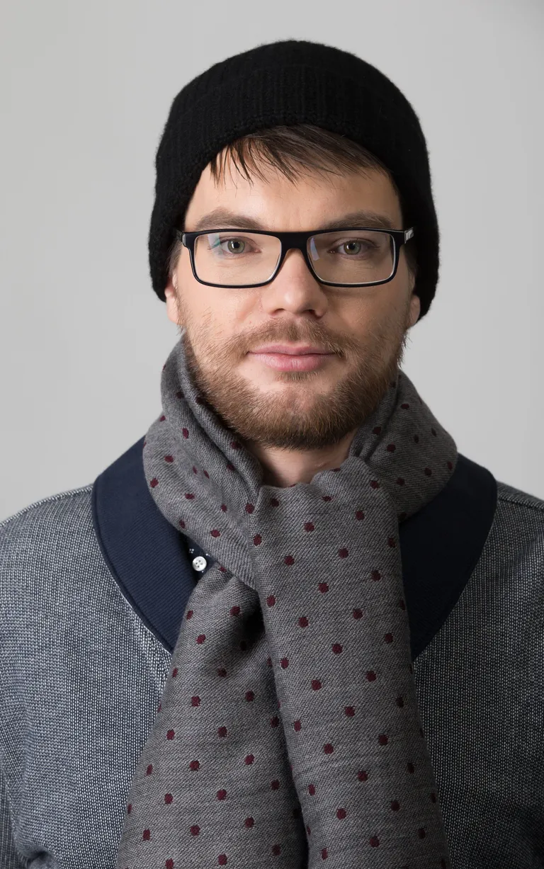 Brooks Brothersi must 100% kašmiirmüts, täpiline sall ja kardigan.