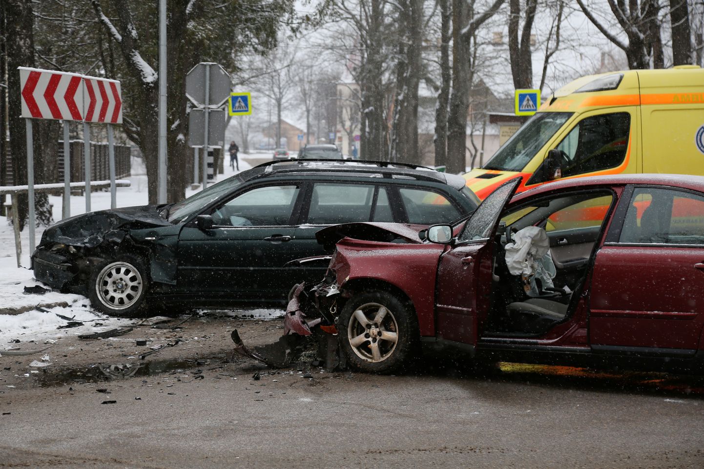 Автомобильная авария в Латвии на пересечении улиц Огре, Упес и Кална.