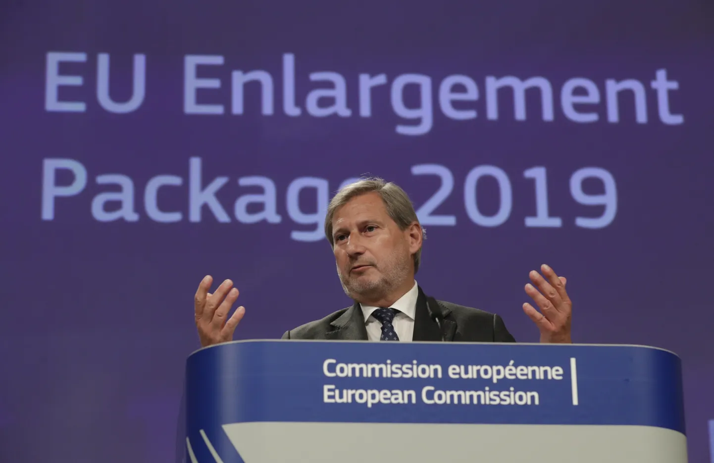 Johannes Hahn pressikonverentsil.