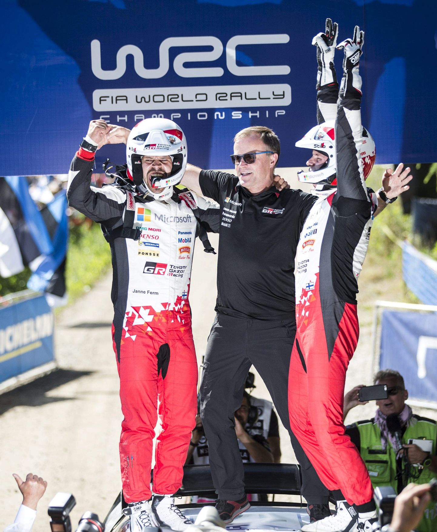 Vasakult: Kaardilugeja Janne Ferm ja Toyota tiimipealik Tommi Mäkinen koos Esapekka Lappiga Soome ralli võitu tähistamas.