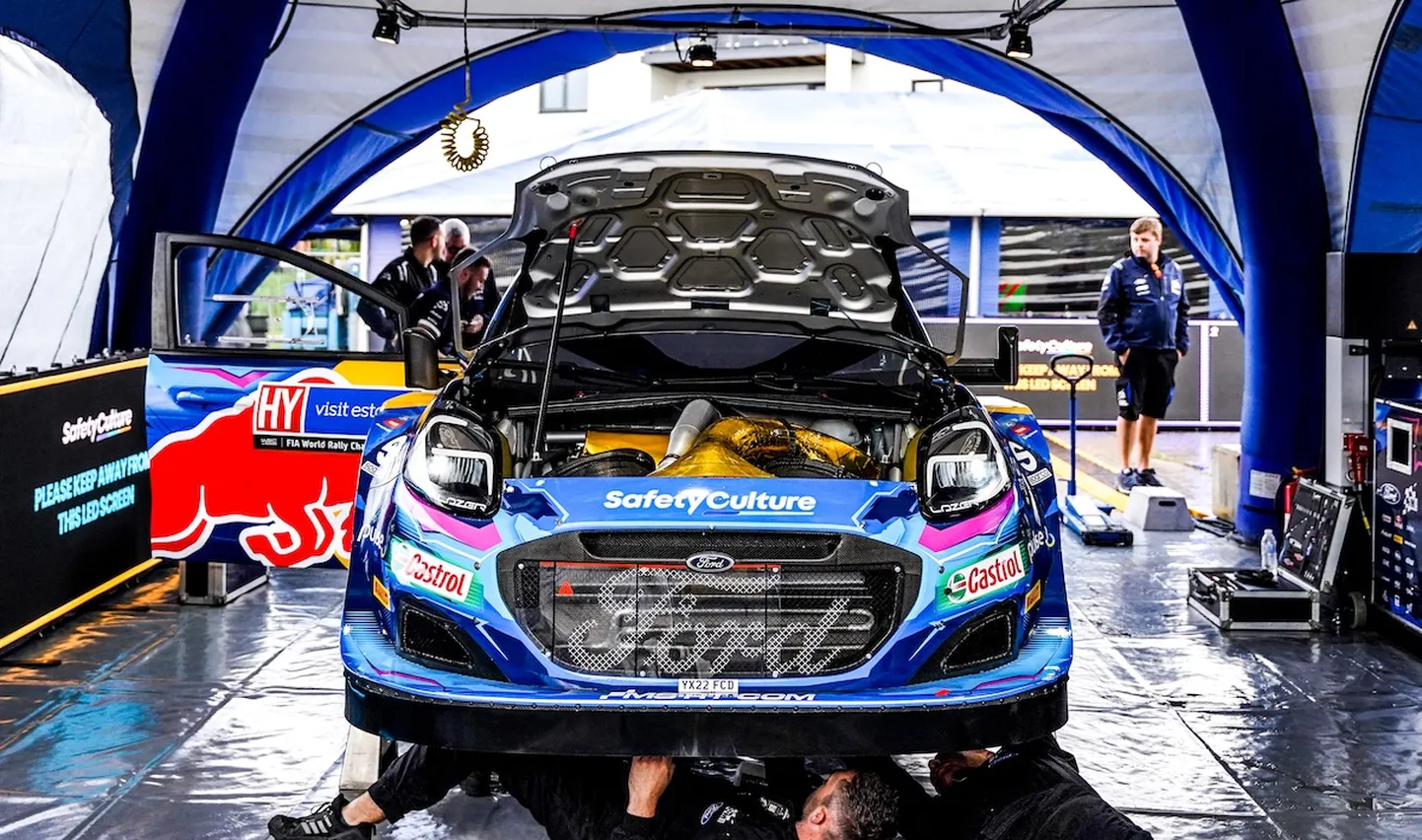 Ott Tänaku Ford Puma Rally1-auto Rally Estonia hooldusalas.