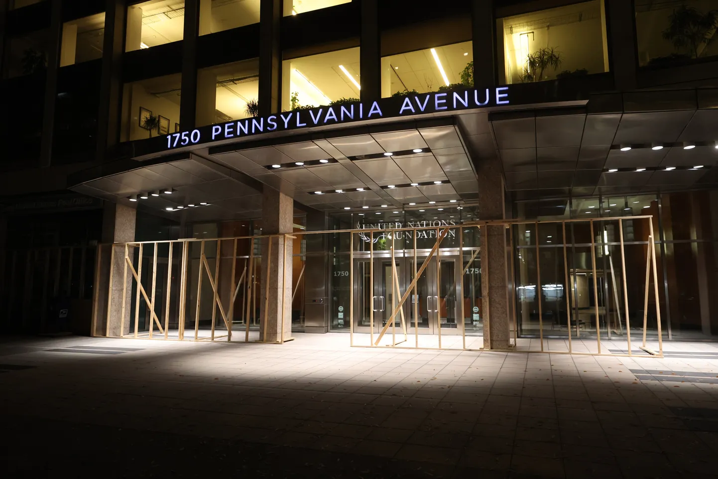 Kaitseseina püstitamine Valge Maja lähedal Pennsylvania avenüül.