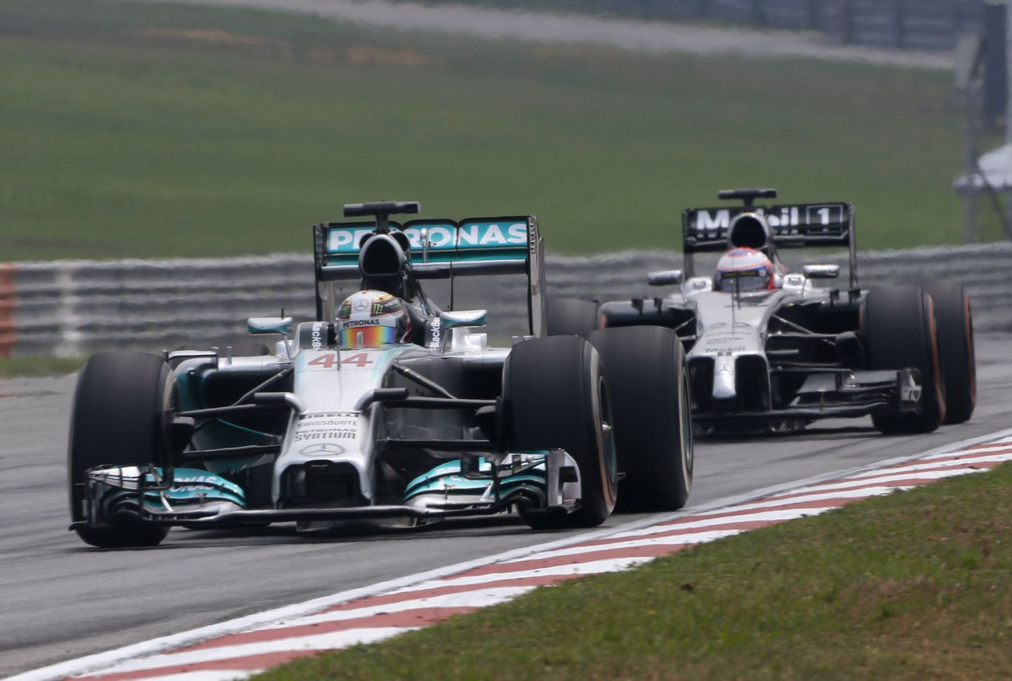 Lewis Hamilton ees, Jenson Button kannul - Mercedeseid ja McLareneid ei tohiks tuleval hooajal enam keegi omavahel segi ajada.
