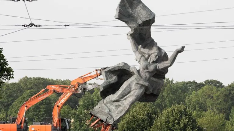 Из опасения провокаций в странах Балтии избавляются от советских монументов и запрещают те массовые акции, которые теоретически могут носить пророссийский характер