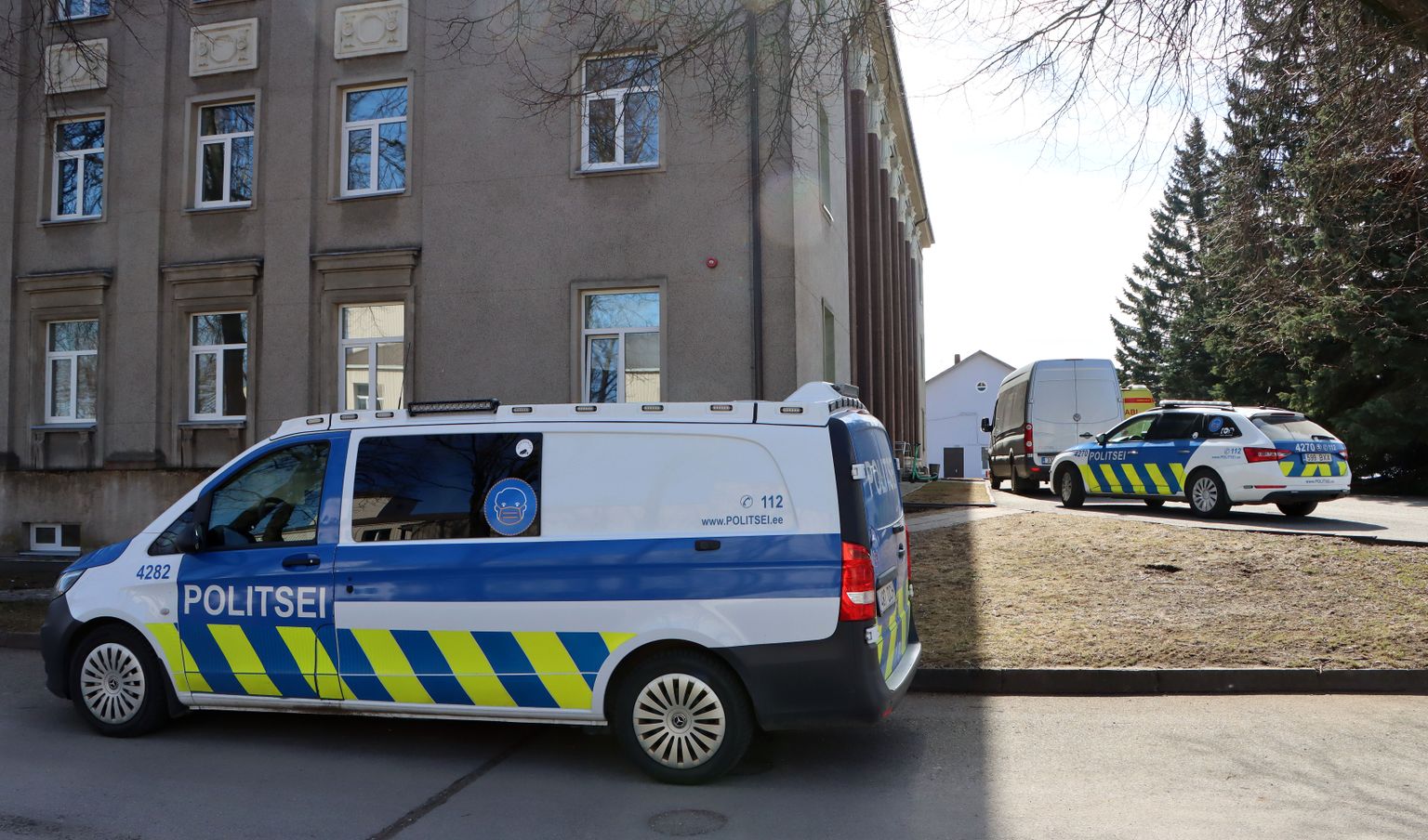 У Йыхвиской основной школы сегодня после полудня стояли несколько полицейских патрулей, отреагировавших на поступившее от мальчишек сообщение "об убийстве".