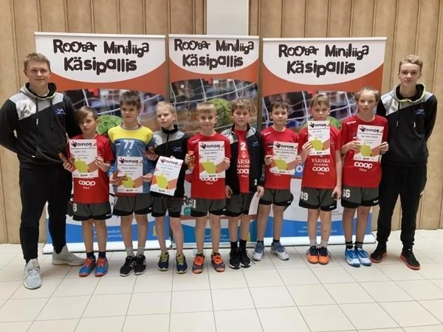 2011. aastal sündinute seas end parimaks võidelnud Põlva noored käsipallurid. Nendega koos võistkonna esindajad Karl Markus Kannel (vasakul) ja Joonas Vassiljev.