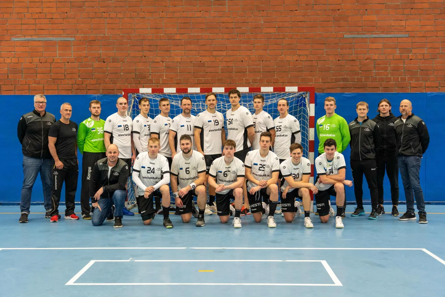 Eesti meeste koondis Balti karikaturniiril. Mihkel Lõpp on number 55, Karl Toom number 19 ja Hendik Koks number 24.