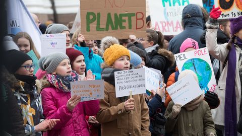 Koolinoorte kliimaprotest Riigikogu ees.
Ligi 500 noort avaldas selle aasta 15. märtsil Toompeal meelt kliimamuutuste vastu ja lubas tagasi tulla kui midagi ei muutu. Koolinoorte kliimaprotest Riigikogu ees.
Ligi 500 noort avaldas selle aasta 15. märtsil Toompeal meelt kliimamuutuste vastu ja lubas tagasi tulla kui midagi ei muutu.