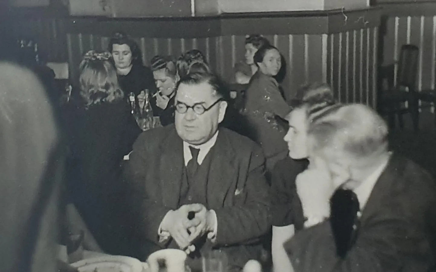 Aleksander Teetsov restoranis, ikka tähelepanu keskmes.