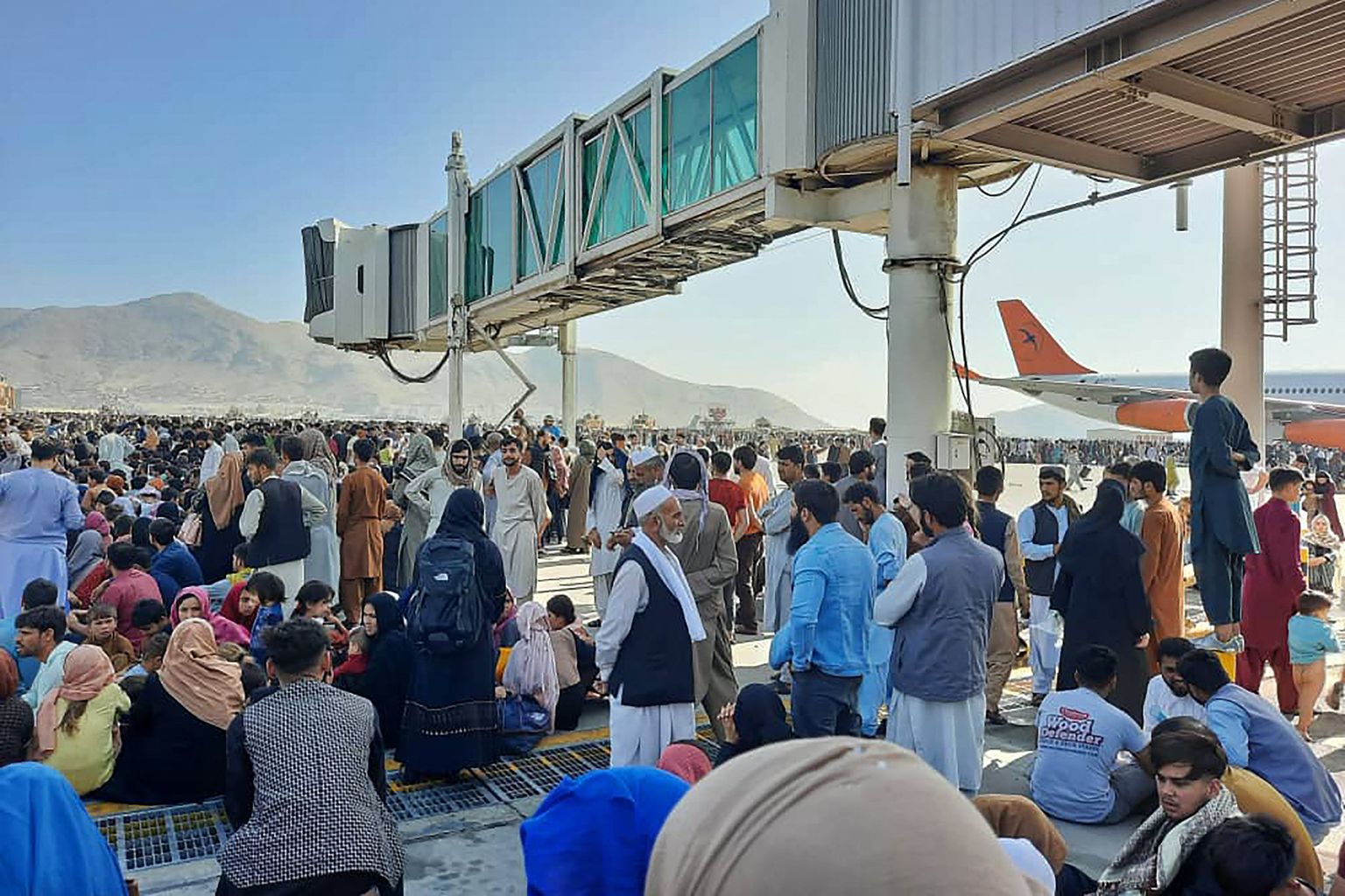 Afgaanid Kabuli lennujaamas, üritades riigist ära lennata
