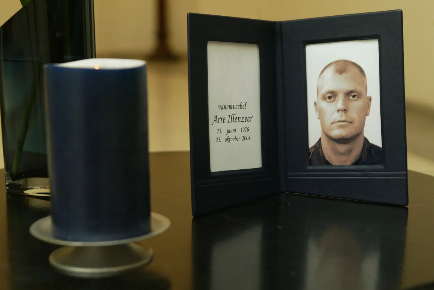 Vanemveebel Arre Illenzeeri mälestusnurk kaitseministeeriumis.