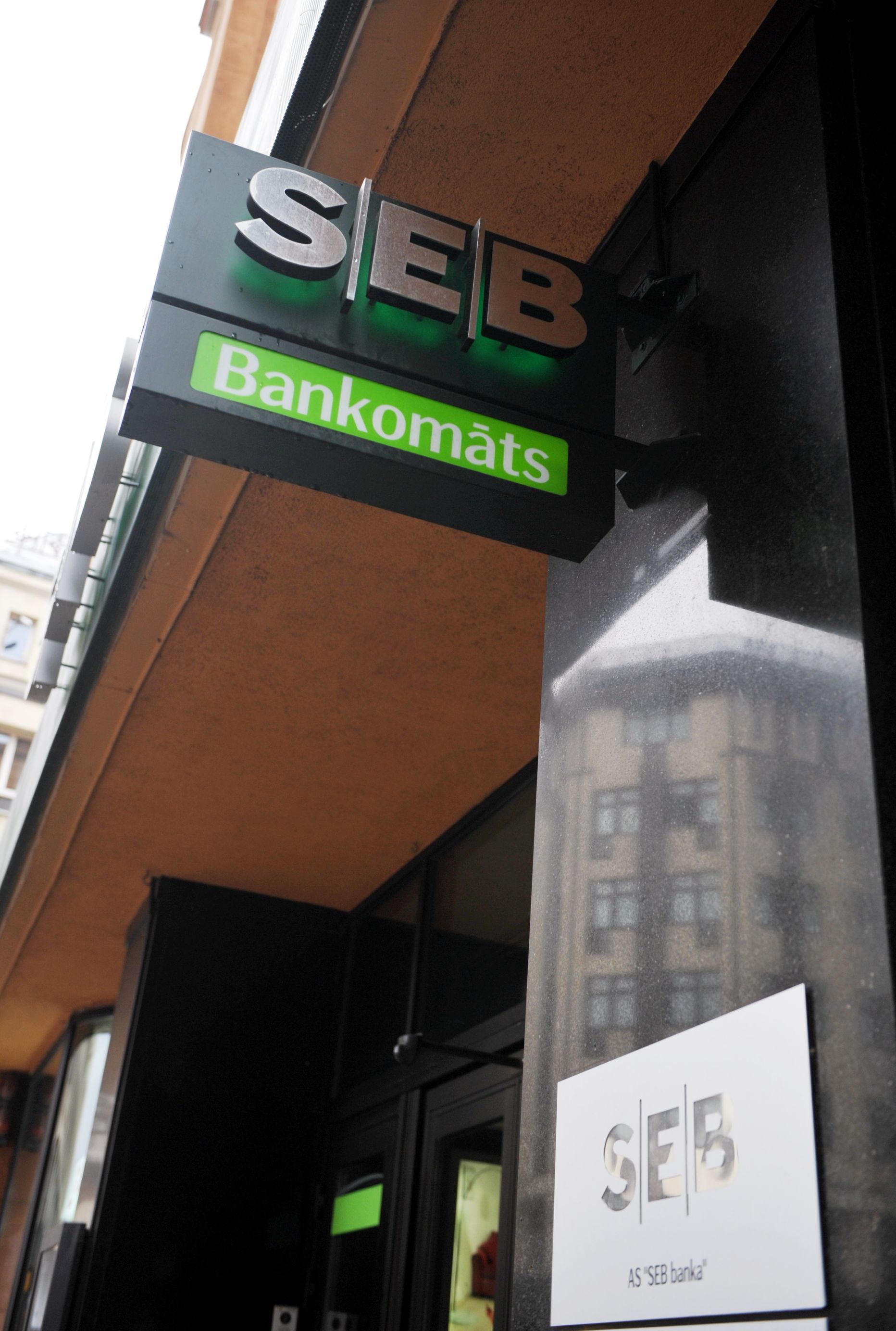 AS "SEB banka" izkārtne un bankomāts.