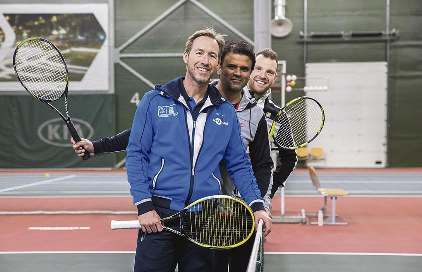 (Vasakult) tennisetreenerid Willem Jan van Hulst Hollandist, Mohith Vijayakumar Kanadast ja üldkehalise ettevalmistuse treener Marijn Gelten Hollandist jagasid Pärnus oma teadmisi.
