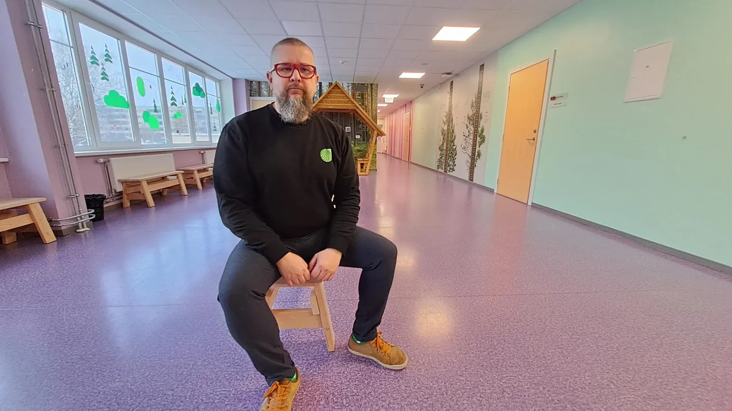 Võru Kreutzwaldi Kooli direktori Taavi Karu sõnul hakkab koolimaja nädala edenedes jälle lastega tasapisi täituma.
