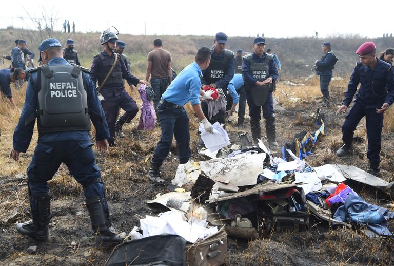 Nepali politsei ja päästjad lennuõnnetuse paigas