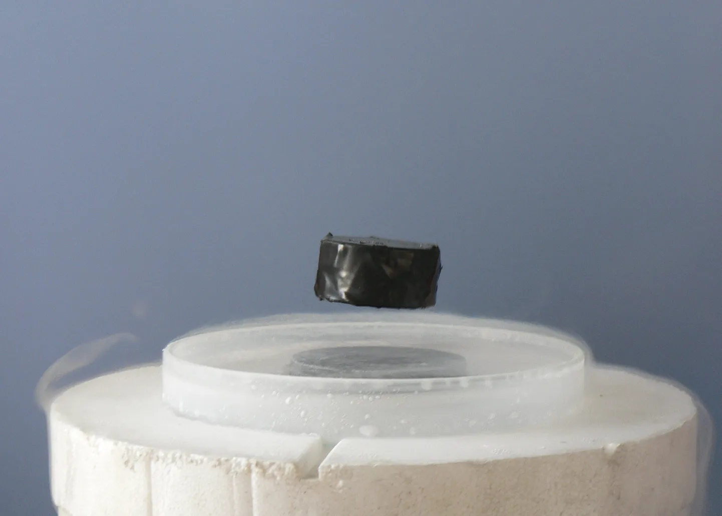 Ülijuhtides esinev nn Meissneri efekt seisneb selles, et ülijuhist tõrjutakse magnetväli täielikult välja tema üleminekul ülijuhtivasse olekusse. Pilt on illustreeriv.