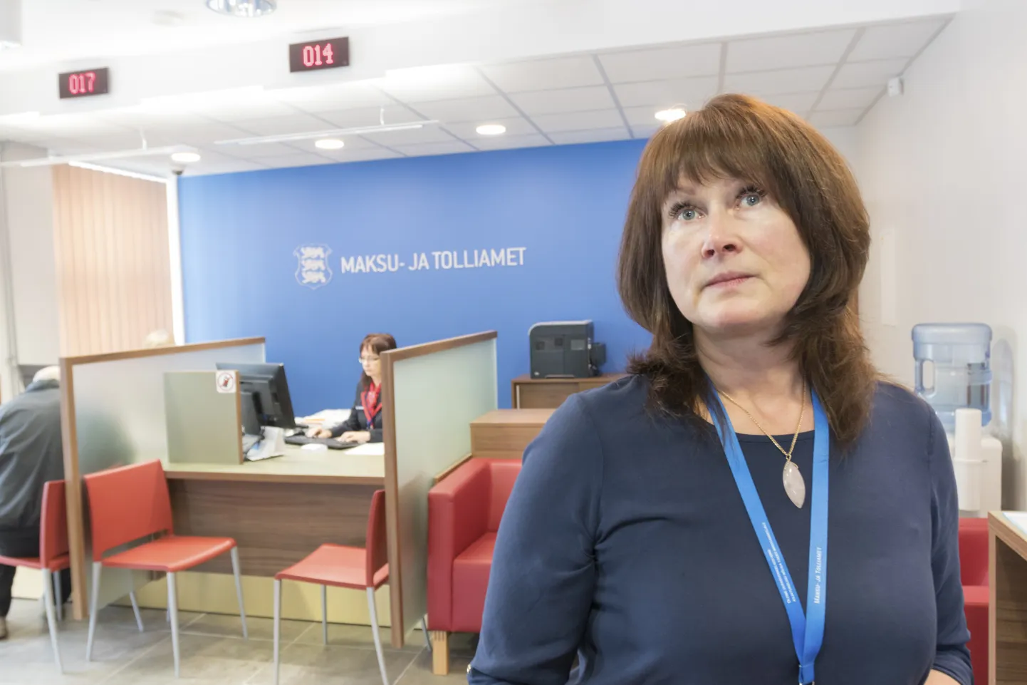 Maksu- ja tolliameti Viljandi büroo juhataja Riina Sukk sai eile ajakirjanikuga vestelda tühjas kliendisaalis. Seina taga käis aga vilgas töö, sest seal vastasid teenindajad küsimustele telefonitsi ja kirjalikult, nii et polnud mahti hingegi tõmmata.