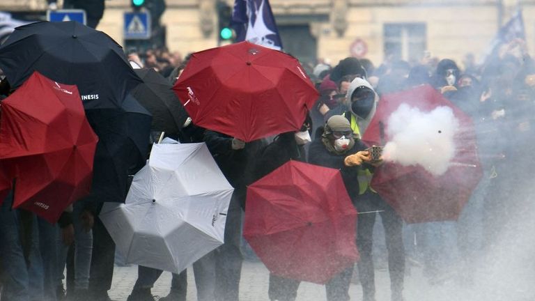 В Ренне между протестующими и полицией произошли столкновения