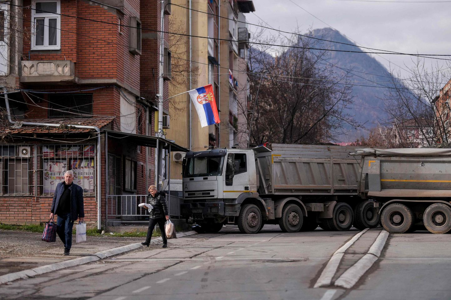 Serblaste veokist teetõke Kosovos Mitrovicas.