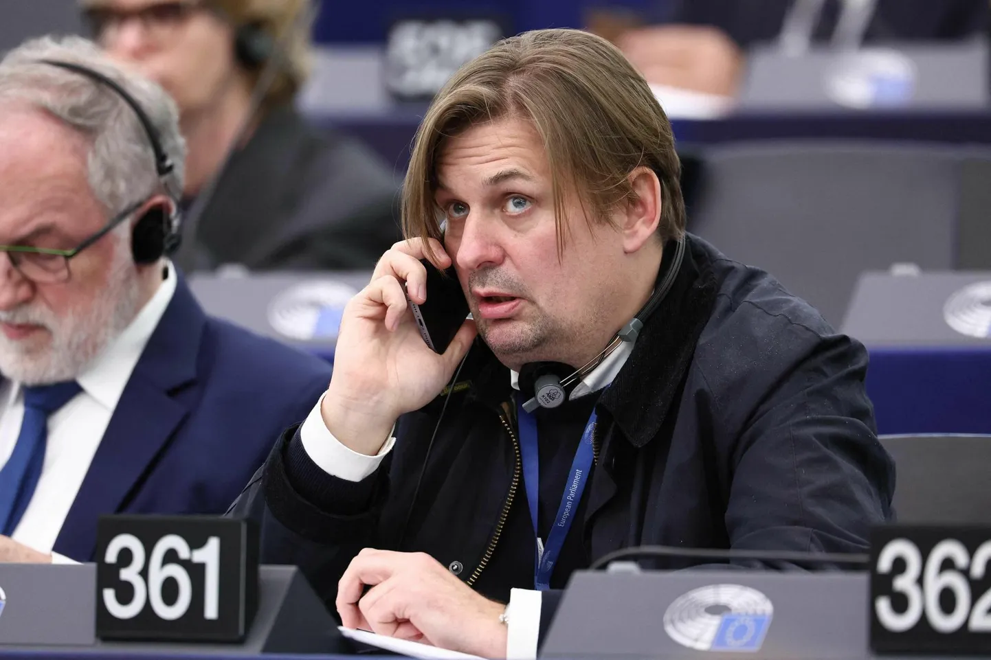 Euroopa Parlamendi sakslasest saadik Maximilian Krah rääkis eile Strasbourgis täiskogu istungil telefoniga ajal, mil info tema abi vahistamisest spionaažikahtlusega oli just avalikuks saanud.