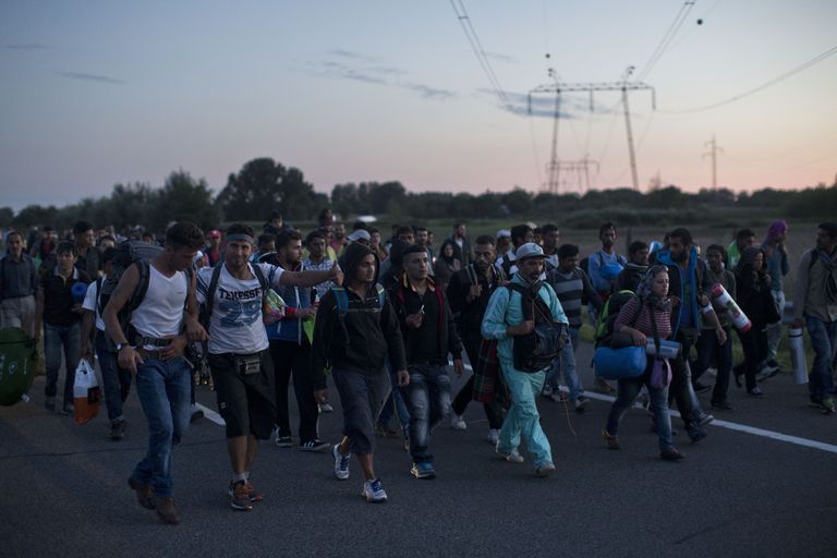Ungari piiril Serbiaga kõndisid sajad migrandid eile läbi neid takistada üritanud politseinike, et jätkata teekonda pealinna Budapesti suunas. Foto: Scanpix