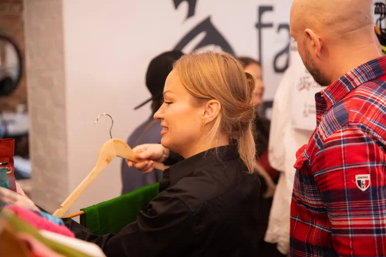 "Fashion BAR" Rīgā notiek slavenību Andele Mandele