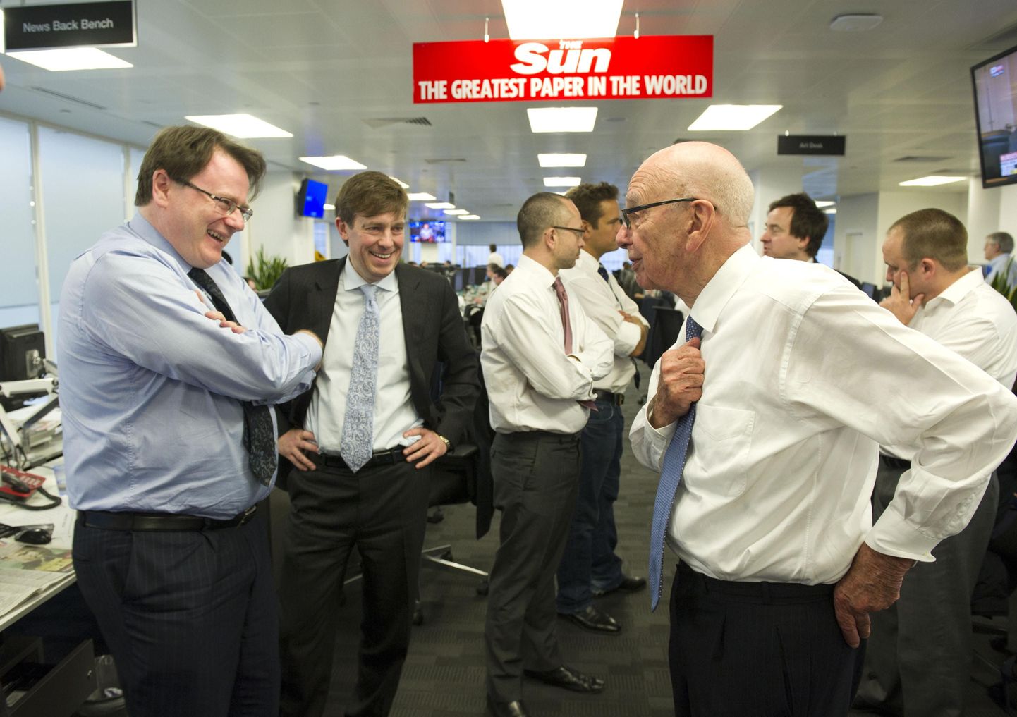 Rupert Murdoch (ees paremal) Londonis tabloidi The Sun toimetuses 17. veebruaril.