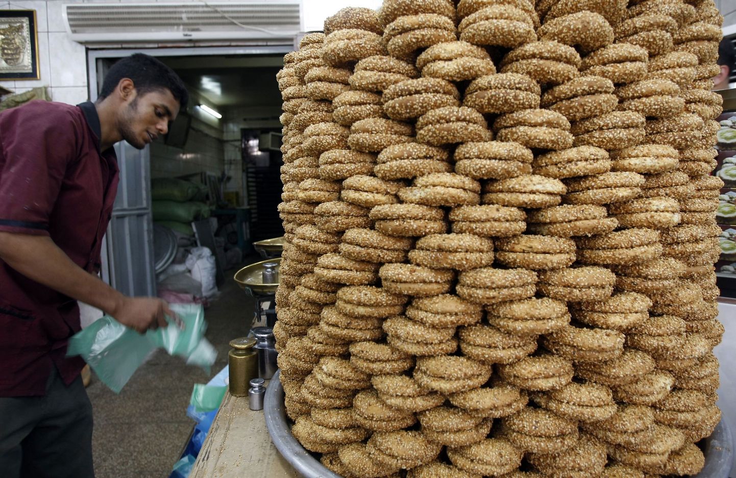 Moslemitel algab ramadaan. Fotol traditsioonilised küpsetised, mida süüakse iftari pidusöögil