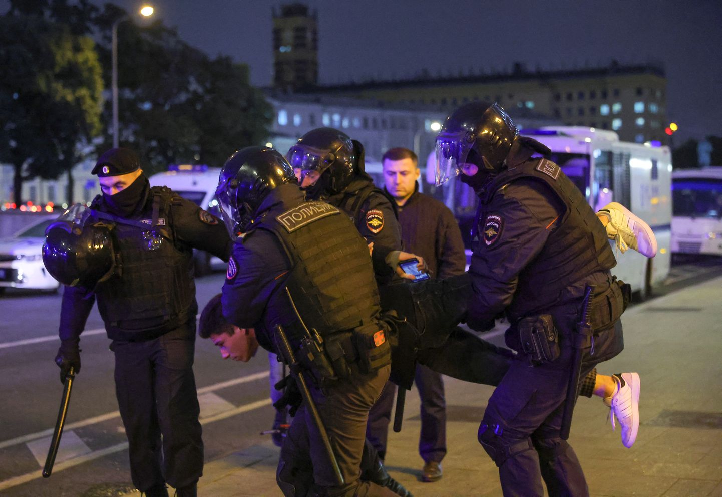 Vene politseiametnikud arreteerimas protestil osalenud inimest.