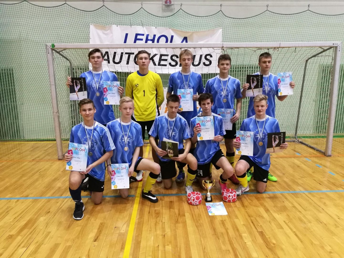 Eesti koolispordi liidu kuuenda kuni üheksanda klassi poiste saalijalgpalli meistrivõistluste finaalturniiril saavutas teise koha Viljandi Kesklinna kooli võistkond.
