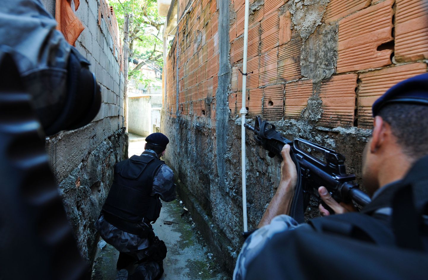 Politseinikud pühapäeval Morro do Adeusi agulis Rio de Janeiros.