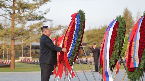 FOTO ⟩ Kims Čenuns Phenjanā atklāj Krievijas-Ukrainas karā kritušo piemiņas memoriālu