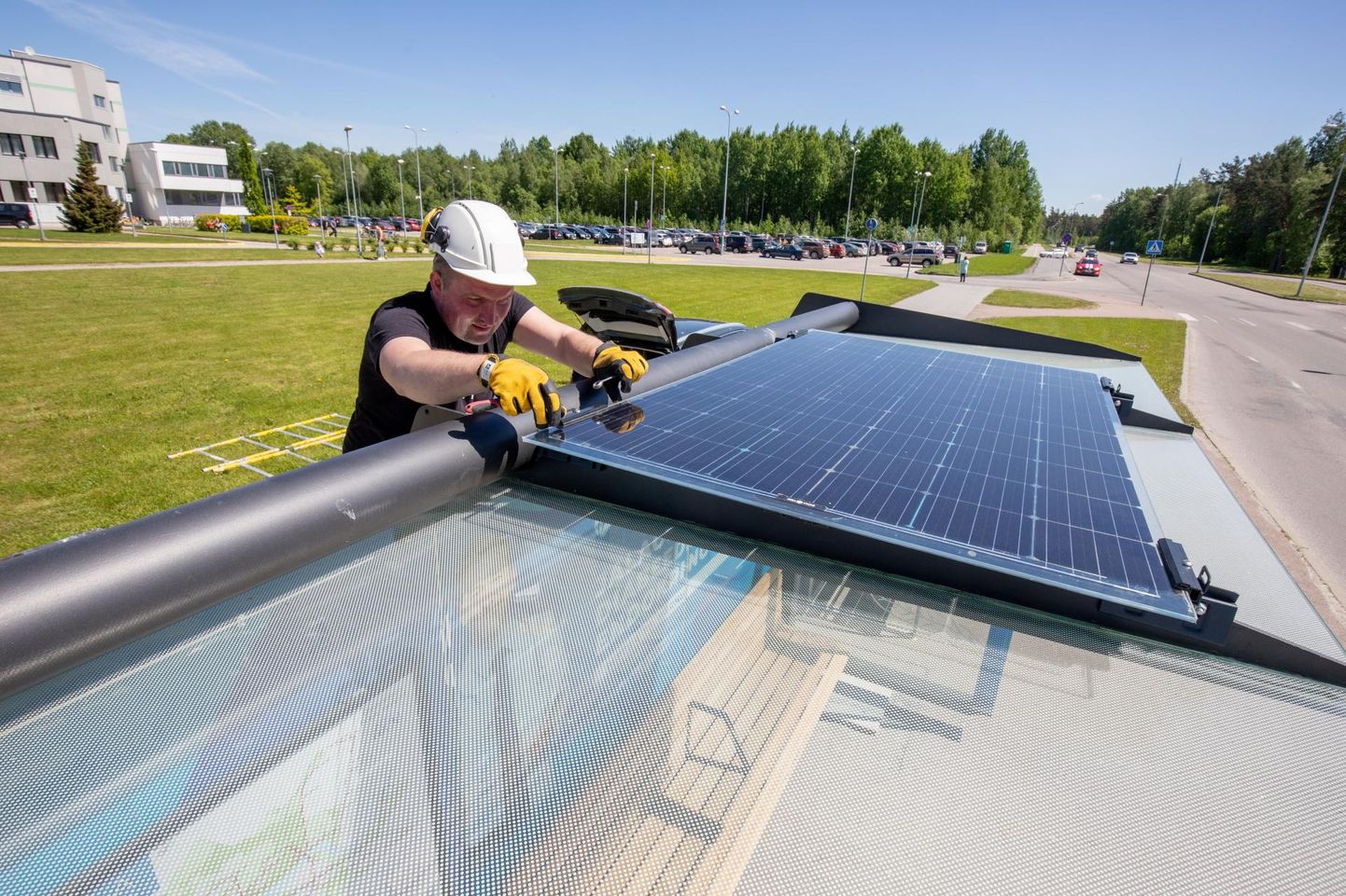 Pärnu haigla bussipeatusesse pandud süsteemis toodavad voolu ootekoja katusele paigaldatud päikesepaneelid, mille akudesse energia salvestatakse.