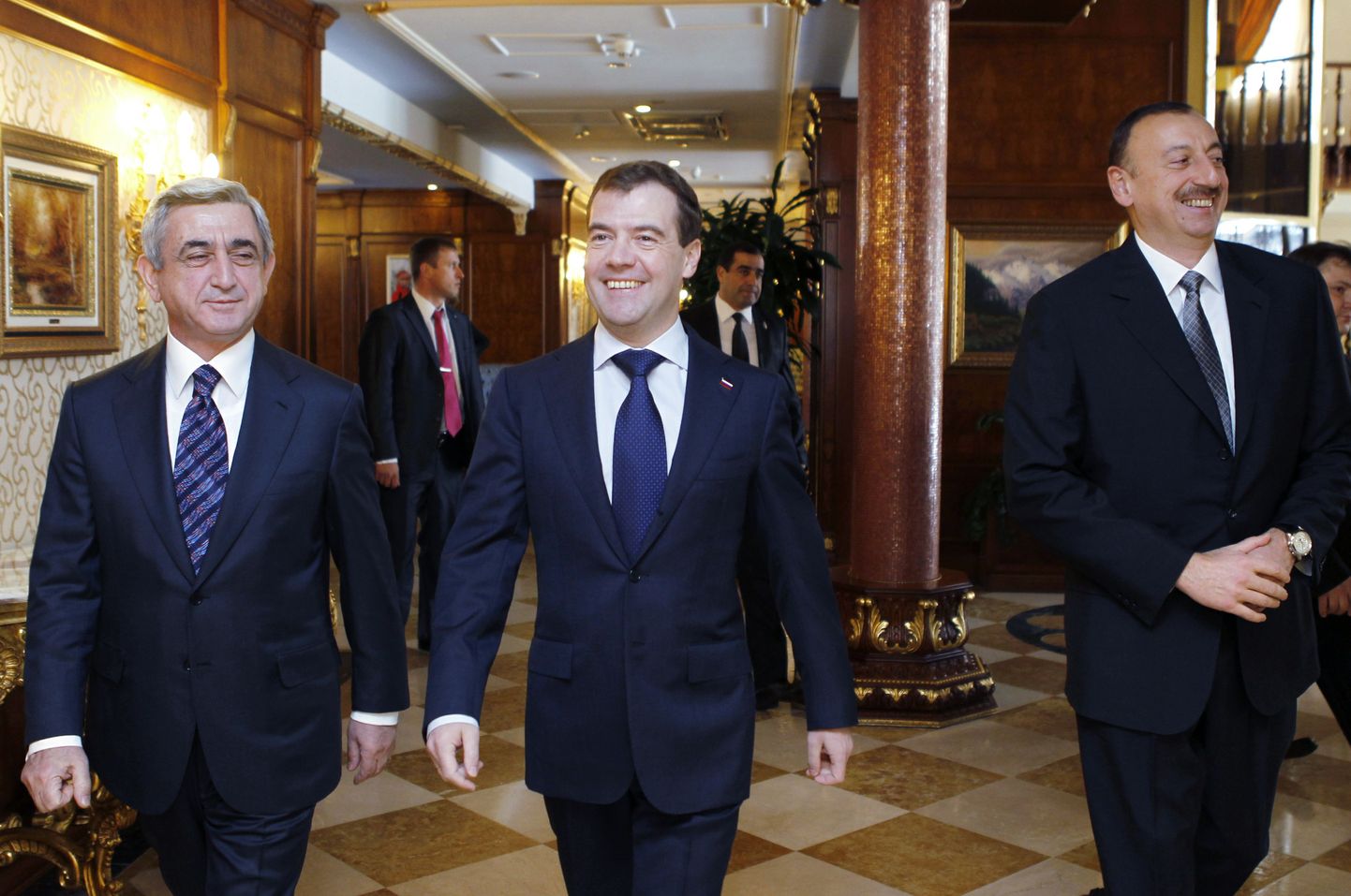 Armeenia president Serž Sargsjan (v) ja tema Aserbaidžaani kolleeg Ilham Alijev (p) koos Venemaa peaminister Dmitri Medvedeviga