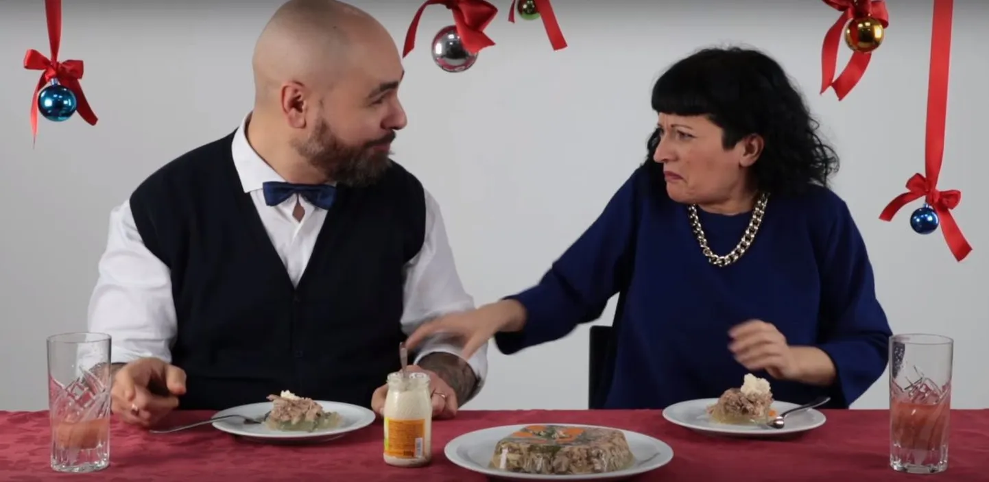 Итальянцы пробуют русскую еду.