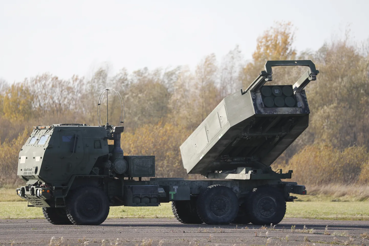 USA raketiheitja HIMARS mullu oktoobris Riia lennuväljal.