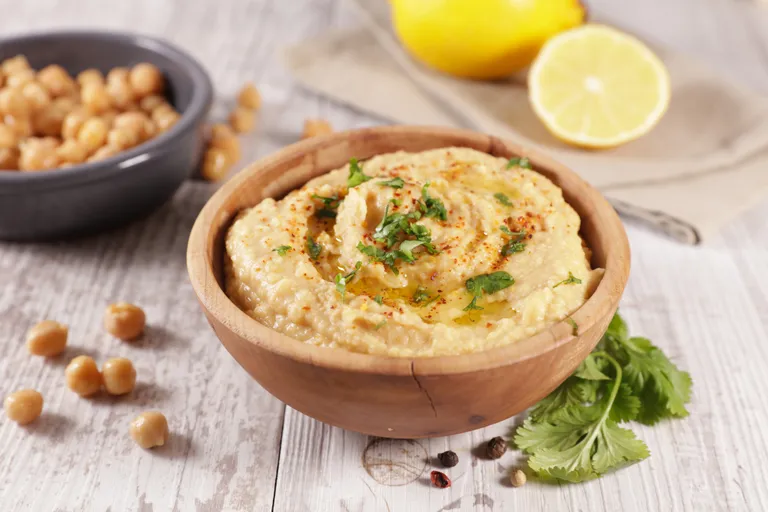 Olenemata sellest, kust hummus pärit on, on jätnud see Vahemere köögile püsiva jälje ja on tänapäevalgi metsikult populaarne erinevate maitsekombinatsioonide, värskete ürtide ja lisandite poolest.